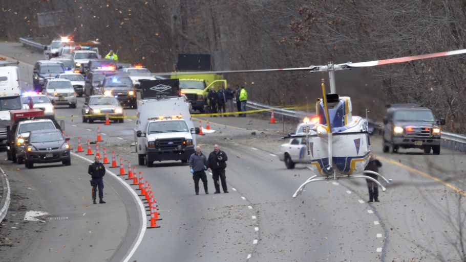 Trods en tæt morgentrafik kom ingen til skade på jorden, da flyet ramte vejbanen og eksploderede. (Foto: AP)