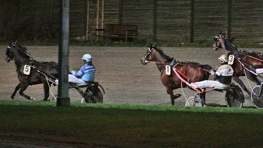 Her har Michael Holmer overtaget spidsen, mens Birger Jørgensens hest Maigold er slået over i galop. (Foto: Lasse Jespersen)