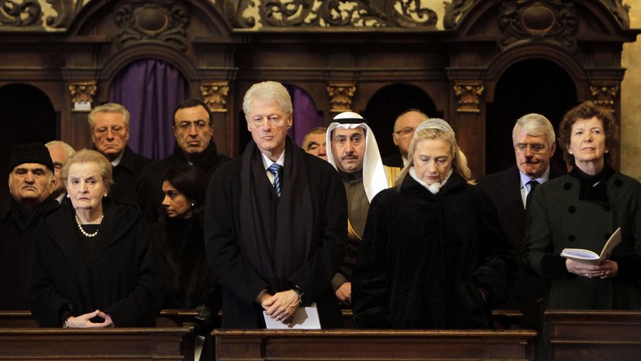 Ekspræsident Bill Clinton med fru udenrigsminister Hillary Clinton og tidligere udenrigsminister Madeleine Albright var blandt deltagerne ved Vaclav Havels bisættelse i Sankt Vitus-katedralen i Prag. (Foto: AP)