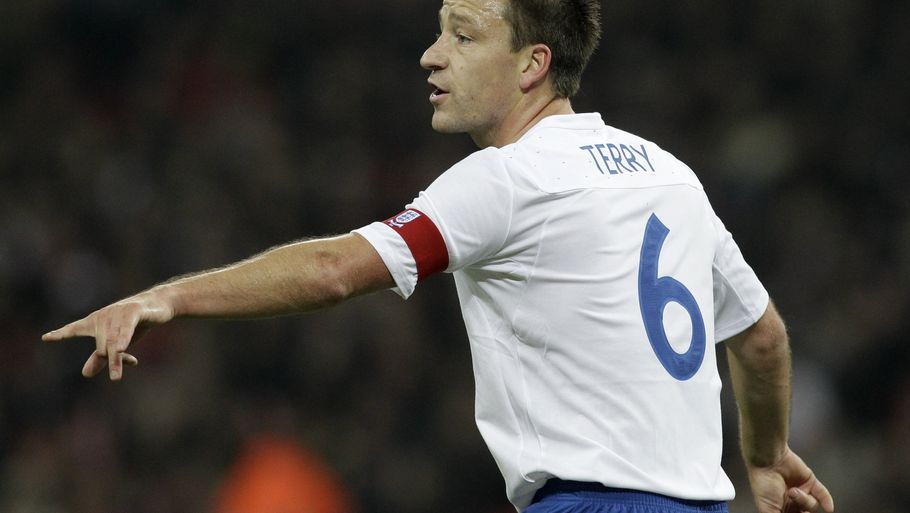 John Terry holder foreløbig fast i anførerbindet på det engelske landshold. (Foto: AP)