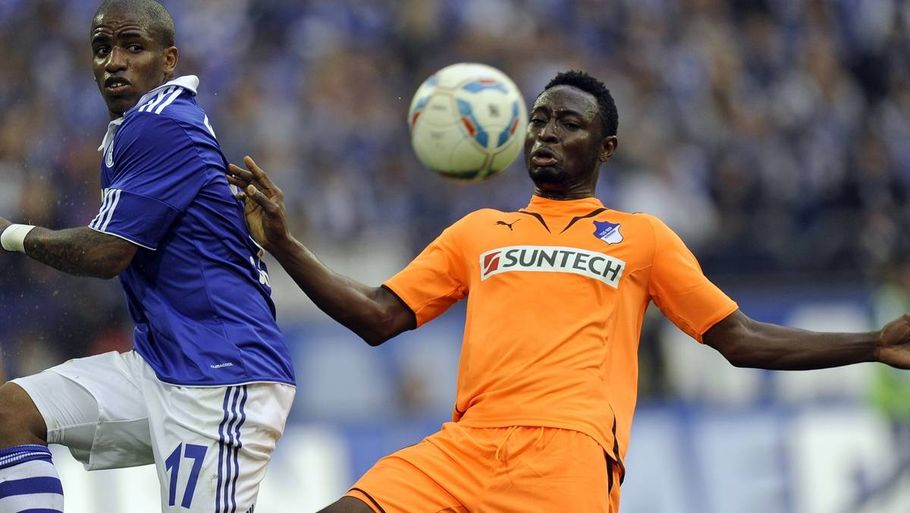 Chinedu Obasi i duel med en af sine kommende holdkammerater, Schalkes Jefferson Farfan. (Foto: AP/Martin Meissner)