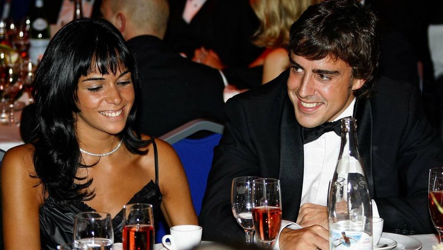 Alonso og Raquel Del Rosario for fem år siden til en prisoverrækkelse hos FIA, det internationale automobilsports-forbund. (Foto: AP/Eric Gaillard)