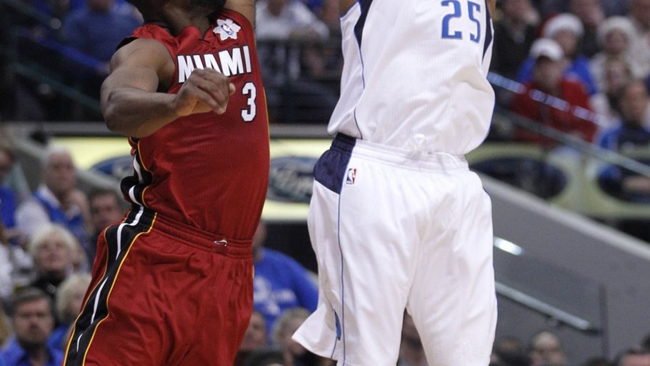 Dwayne Wade blokerer for Vince Carter i NBA-braget natten til mandag. (Foto: AP)