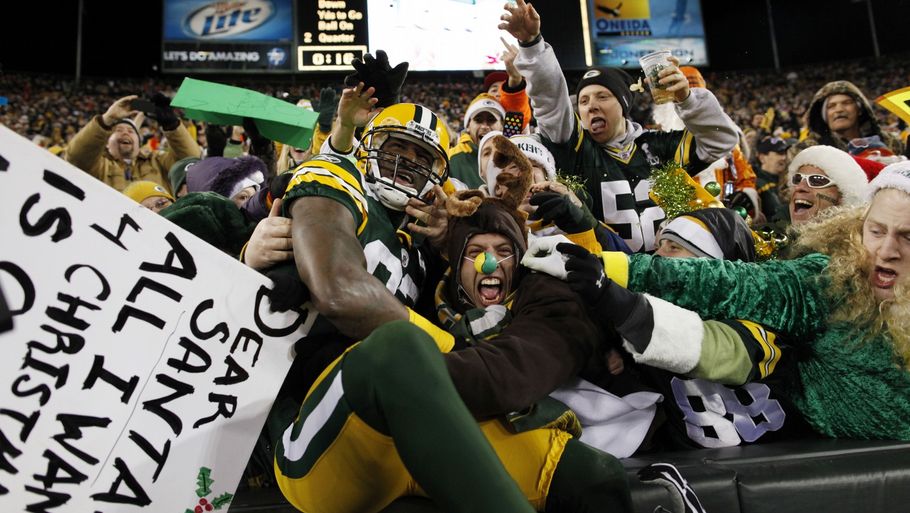 Green Bay Packers' James Jones jubler med sine fans efter at have lavet én af to touchdowns mod Bears. (Foto: AP)