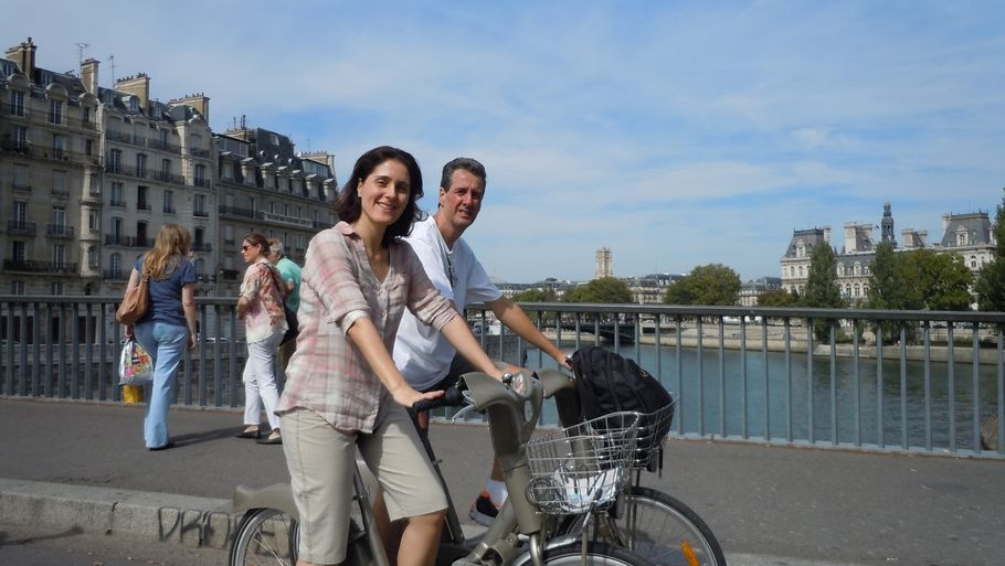 Paris på to hjul er et hit! Det syntes Christiane og hendes ven Ricardo fra Rio de Janeiro helt klart også. (Foto: Torben Jacobsen)