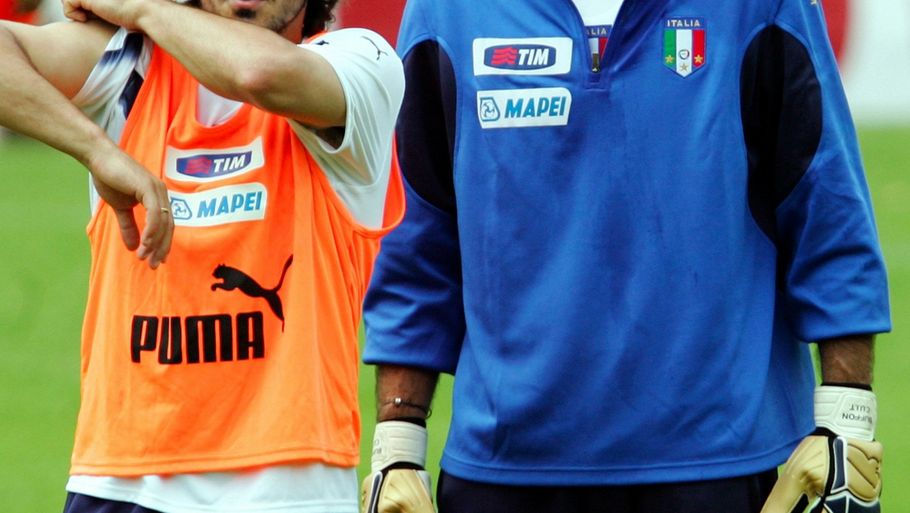 Gennaro Gattuso (t.v.) og Gianluigi Buffon (t.h.) bliver - sammen med Fabio Cannavaro - nævnt som hardcore gamblere i en telefonaflytning, der indgår i efterforskningen af matchfixing i Italien. (Foto: AP/Andrew Medichini)