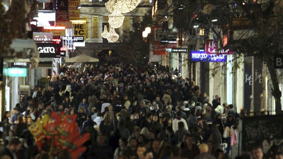 Der blev ikke købt mange store julegaver i Grækenland i år. Her er det hovedindkøbstrøget i Athen. (Foto: AP)