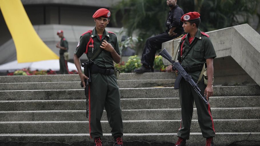 Hverken politi eller soldater har kunnet stoppe den voldsomme voldsspiral i Venezueala. (Foto: AP)