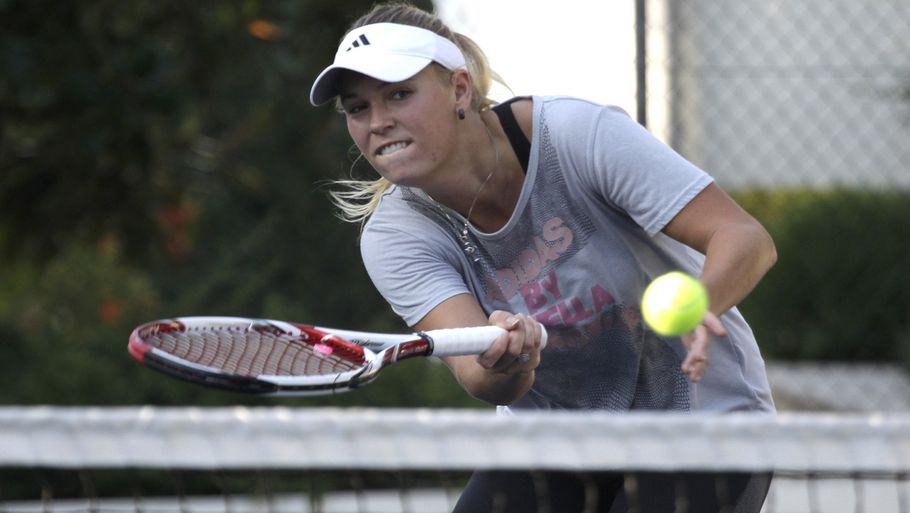 Caroline Wozniacki får det svært ved Hopman Cup. (Foto: AP)