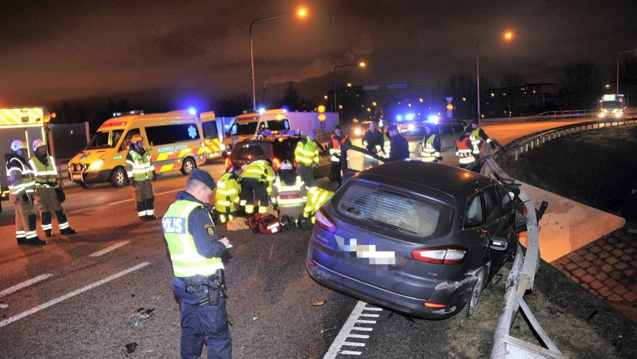 En khatsmugler kørte efter en kort biljagt galt på den svenske siden af Øresundsbroen. (Foto: Patrick Perrson/ PPPress)