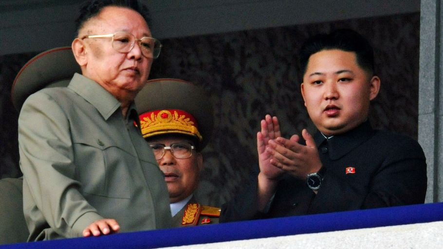 Kim Jong-un sammen med sin far, den nu afdøde Kim Jong-il. (Foto: AP)