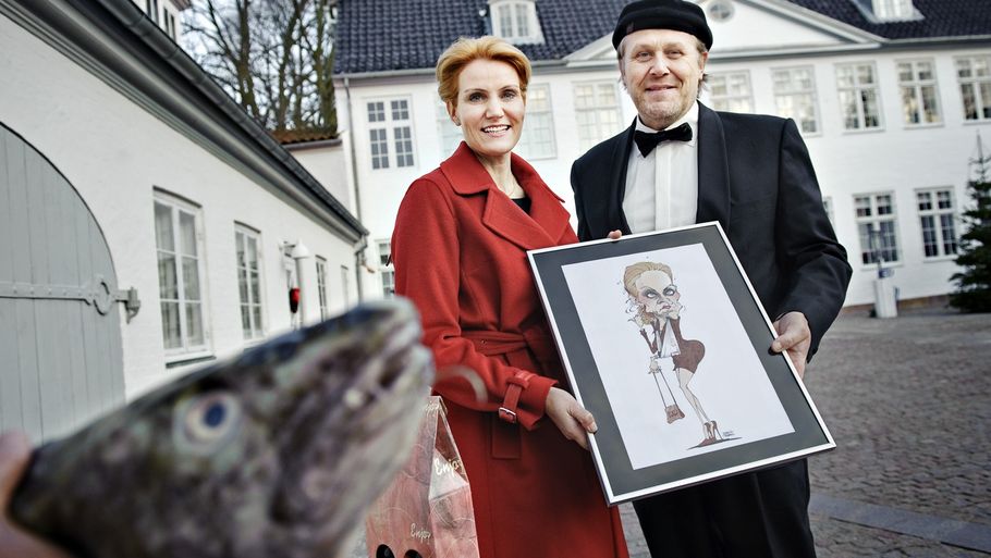 Helle Thorning-Schmidt her sammen med Morten Ingemann og dennes originaltegning af Statsministeren. (Foto: Klavs Bo Christensen)