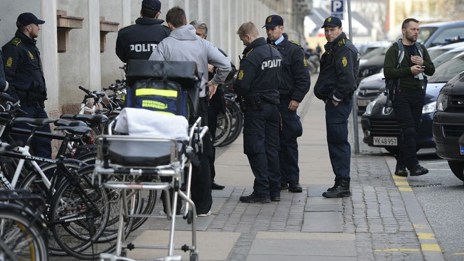 Politigården i København var omringet af betjente, mens gidselforhandlere talte med den desperate fange gennem godt fire timer. (Foto: Mogens Flindt)