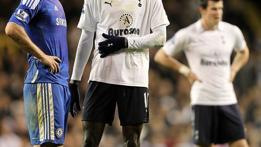 'Den der racismetiltale er langt ude i hampen!' John Terry får sig en snak med Emmanuel Adebayor under kampen mod Tottenham. (Foto: PA)