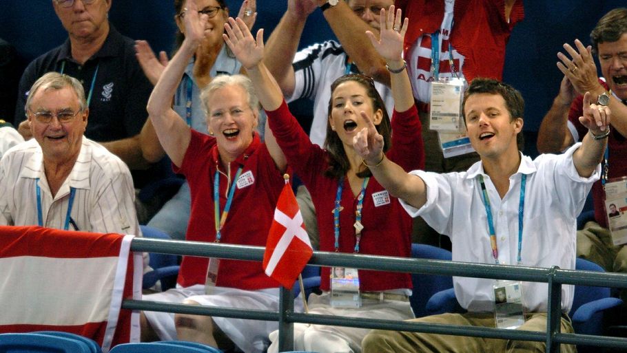Kronprins Frederik har ofte været at finde på sidelinjen, når Danmark spiller sig i finalen. Her til OL i Athen, hvor håndboldkvinderne vandt guld. Foto: Lars Krabbe