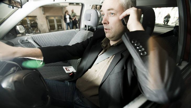 I Michelins undersøgelse tager 88 pct. af de adspurgte enten helt eller delvist afstand fra håndholdt mobilsnak underkørslen, mens hele 90 pct. siger nej til sms-skriblerier kombineret med gear- og vognbaneskift. Foto: Tariq Mikkel Khan