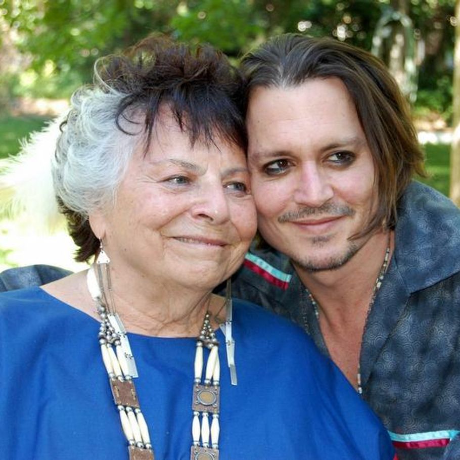 Depp adopteret af 82-årig indianer Foto