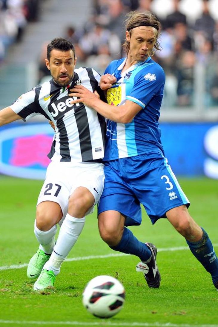 Fabio Quagliarella, der her ses i en duel med Per Krøldrup, kan være på vej til et klubskifte. Han skilder med at spille fast hos de italienske mestre fra Juventus.