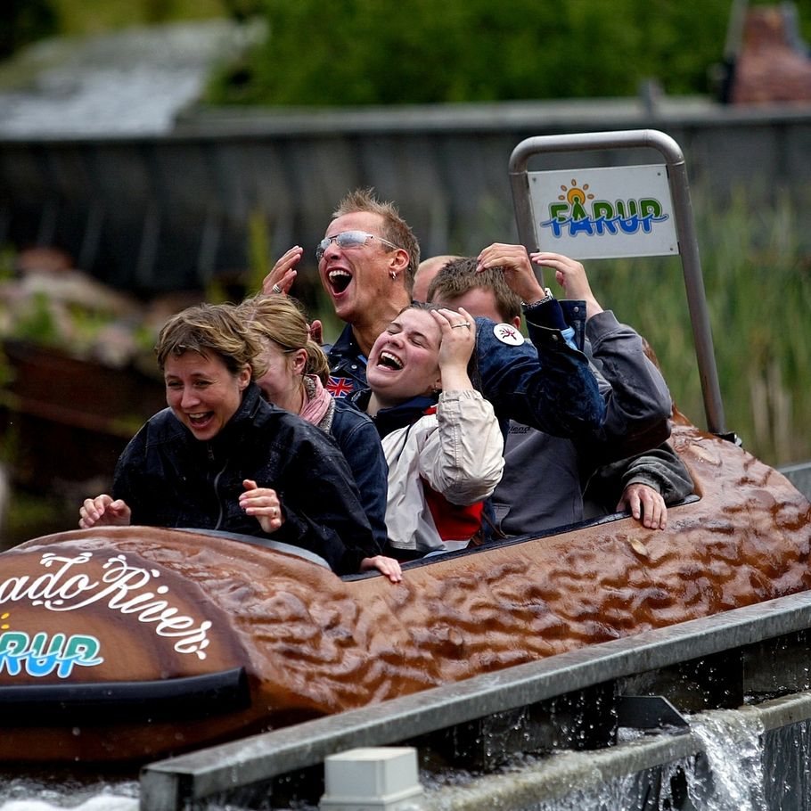 To voksne slog ryggen i vandland Foto