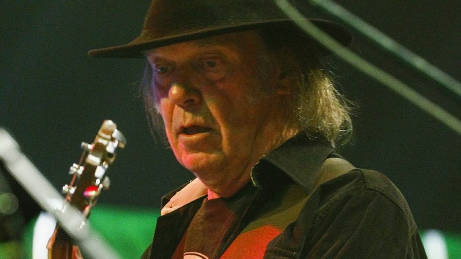 Neil Young - må skuffe sine europæiske fans i denne omgang. (AP Photo)