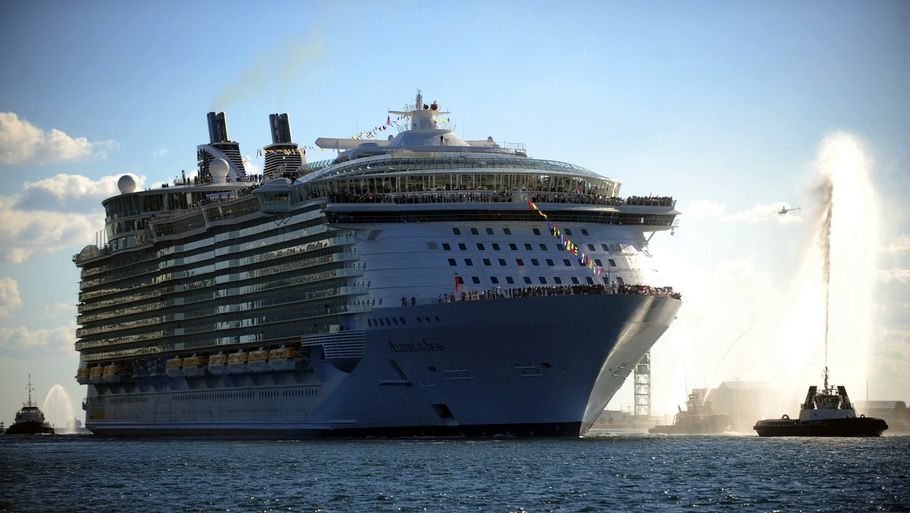 Rederiet Royal Caribbean, der blandt andet har søsterskibene Oasis og Allure of the Seas, er kåret som det rederi, der giver dig mest for pengene. (Foto: AP)