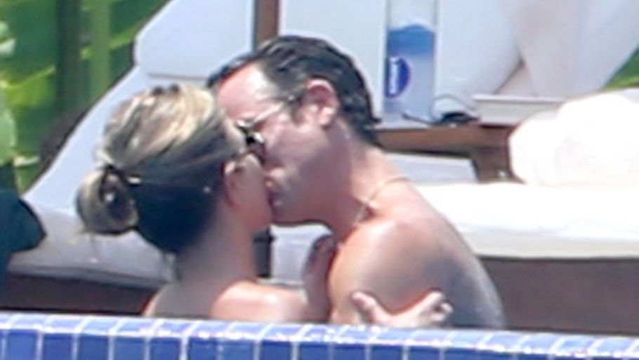 Jennifer Aniston og kæresten Justin Theroux kysser hinanden inderligt ved en swimmingpool på en romantisk ferie til Mexico.(Foto: All Over Press)