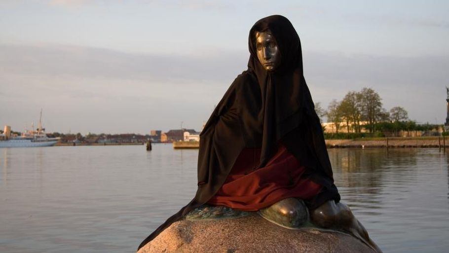 Konverteret til islam. Her optræder havfruen iklædt en klædedragt, der kunne antyde, at hun var konverteret til islam. Foto: Polfoto/Andrius Karolis
