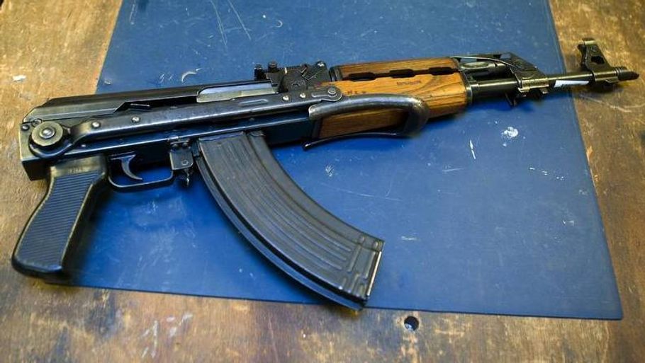 AK47 Kalashnikov-riflen er produceret i millionvis af eksemplarer i alle østbloklande, siden det første eksemplar så dagens lys i 1947. Det er særligt eksemplarer fra Eksjugoslavien, der finder vej til de kriminelle miljøer i Danmark. Siden nytår har politiet på landsplan fået fat i 12 eksemplarer.   Pris på det sorte marked: Fra 20.000 kroner. (Foto: Johnny Frederiksen)