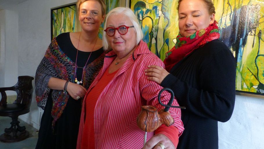 Den 73-årige pibemager Anne Julie står her med sine to kvindelige beboere fra tv-serien 'Læsø kalder', Susanne og Louise, der i tre uger serverede stenalderkost for Anne Julie. Og det førte til, at hendes psoriasis forsvandt.(Foto: Kim Kastrup)
