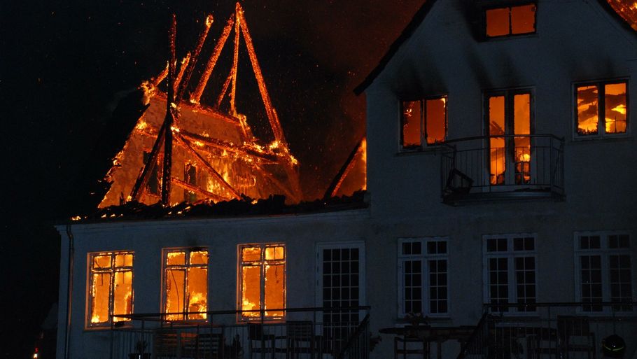 Familiens gårdhus, der ligger syd for Ubby på Vestsjælland, udbrændte fuldstændig. Foto: Skadestedsfotograf.dk, Thomas Dyhr)