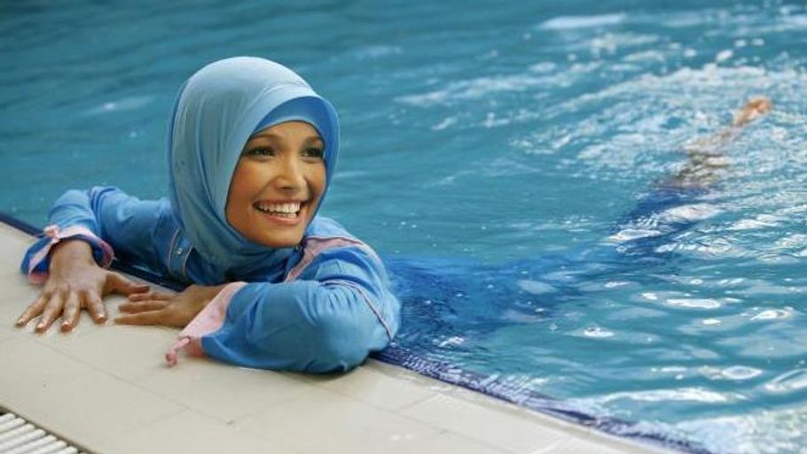 Helsingør Svømmehal overvejer at nedlægge et svømmetilbud til etniske kvinder, fordi muslimske badenymfer ikke overholder reglerne om badetøj. Arkivfoto: POLFOTO