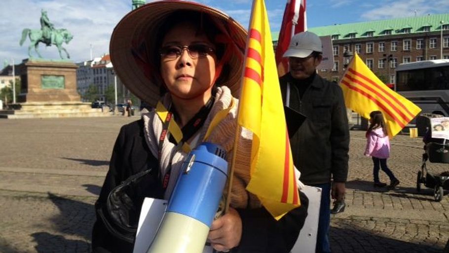Nguyen Huong Kim, talsperson for Frie Vietnamesere i Danmark, er overrasket over, at ikke alle organisationer må demonstrere på Christiansborg Slotsplads. (Foto: James Kristoffer Miles)
