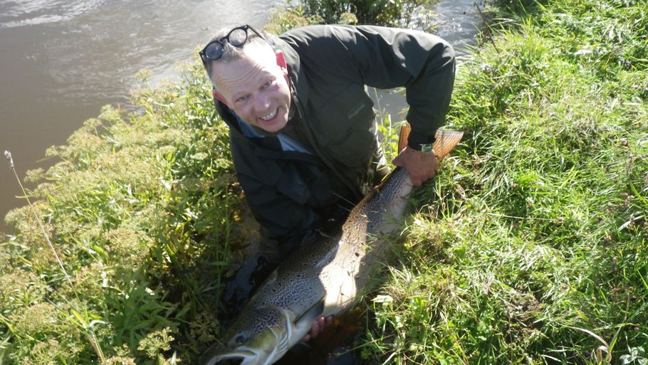 Heine Fausing med sin kæmpestore laks på hele 126 centimeter som han fangede sidste uge i Skjern Å. Foto: fisknu.dk