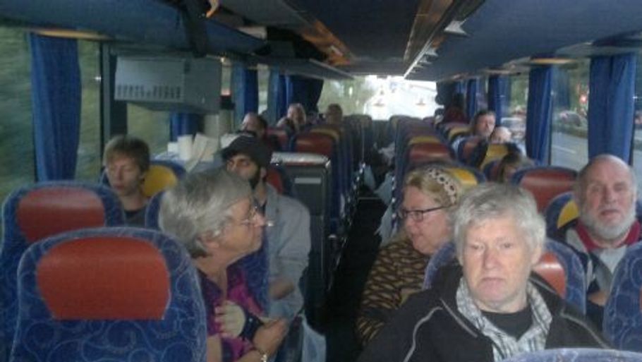 Lige nu er bus fyld med kærlige mennesker på vej fra Jylland for at omringe Christiansborg i Aktion hånd i hånd'.