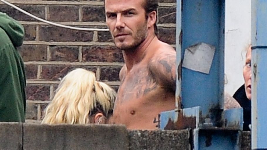 David Beckham løber rundt i boxershorts i London i forbindelse med en ny H&M-reklame, hvor danske Nicolas Winding Refn angiveligt er med bag kameraet. (Foto: All Over)