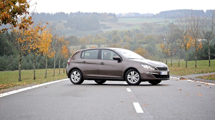 En del journlister fandt at Peugeot 308 var mest interessant - ikke fordi den er bedre en Skoda Octavia, men fordi den er lidt friskere indrettet og kører ret godt. Foto: Anders Berner