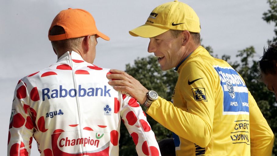 Michael Rasmussen dumpede fra den samlede tredjeplads til syvendepladsen i Tour de France 2005 på grund af en katastrofal enkeltstart, men han vandt bjergtrøjen og kom derfor alligevel på podiet i Paris sammen med løbets vinder, Lance Armstrong. Foto: Thomas Wilmann.