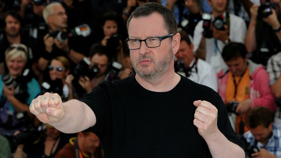 Lars von Trier strækker sin hånd ud og knytter næven mod fotograferne under filmfestivalen i Cannes, og på hans knoer er der tatoveret ordet FUCK.(Foto: AP)
