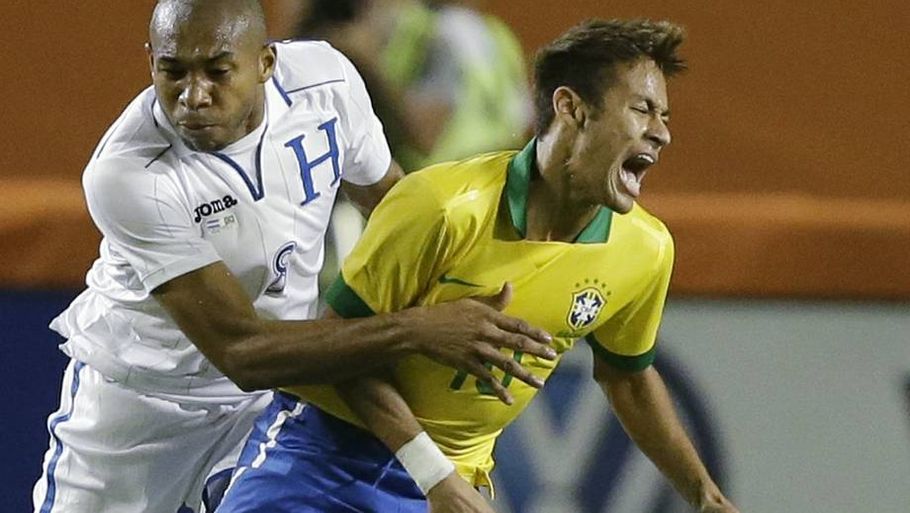 Wilson Palacios nedlægger Neymar og får gult kort. Men burde Neymar efterfølgende have haft rødt? (Foto: AP/Wilfredo Lee)