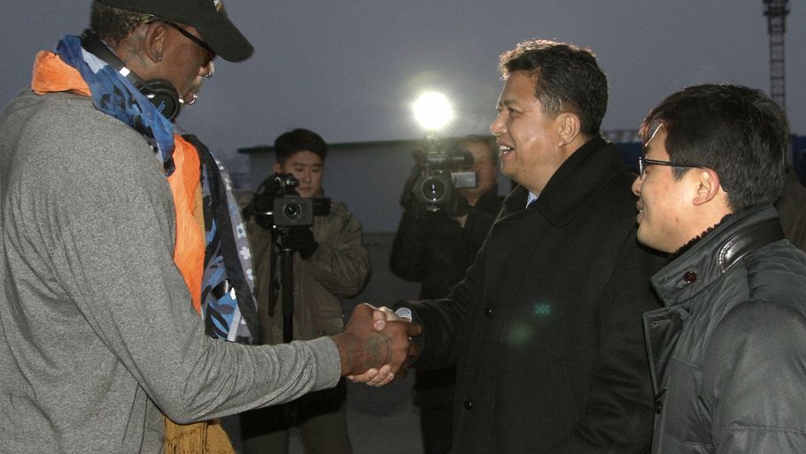 Dennis Rodman hilser på Nordkoreas vicesportsminister under et tidligere besøg. (Foto: AP)