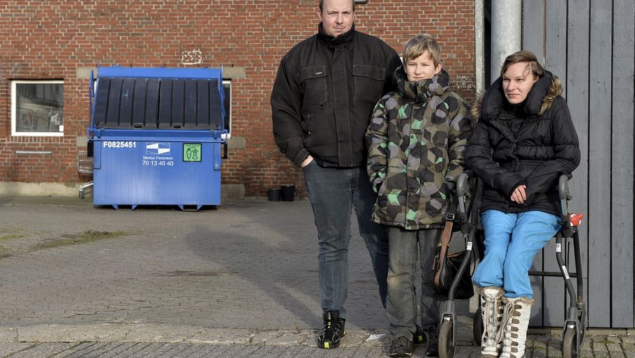 Kristina Eversen, sønnen Christoffer på 10 år og Martin Sørensen foran Fakta-containeren, som Martin 'besøger'. (Foto: Ole Frederiksen)