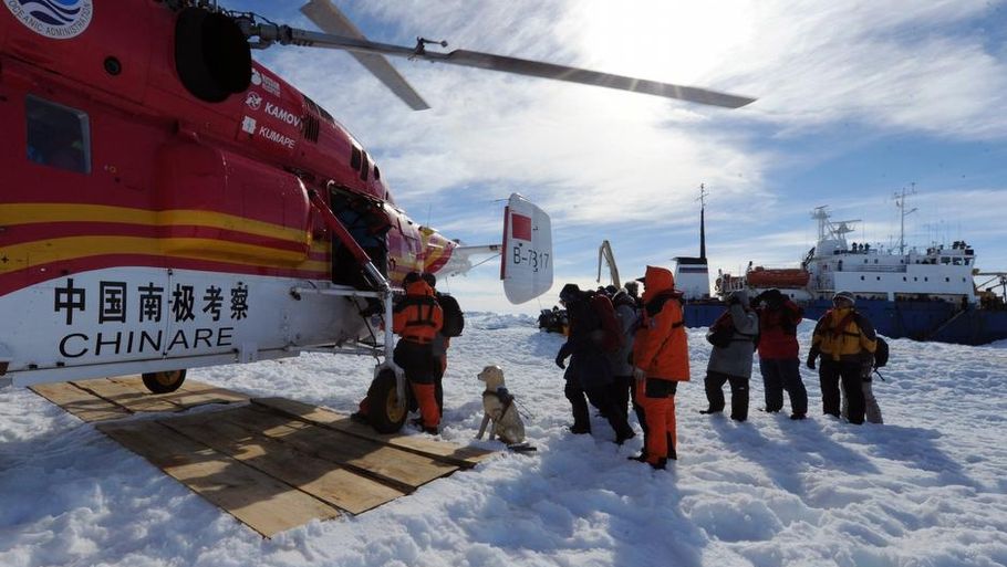 En helikopter har redde samtlige 52 passagerer fra polarskib, der siden juleaften har vært fanget isen ved Sydpolen. (Foto: AP)
