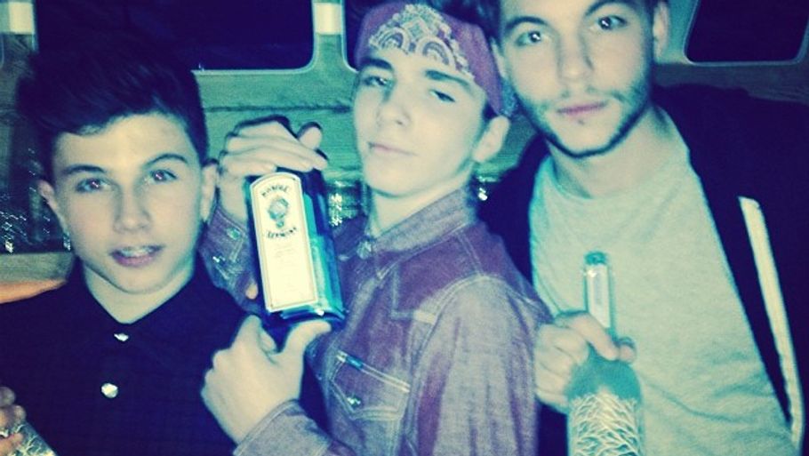 Madonnas 13-årige søn Rocco poserer her sammen med sine to venner med spiritusflasker nytårsaften.(Foto: INstagram)