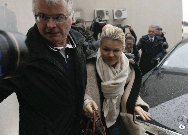 Corinna Schumacher ankommer til hospitalet i Grenoble, hvor Michael Schumacher blev indlagt umiddelbart efter ulykken i 2013. (Foto: AP)