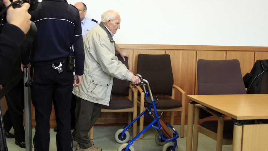 92-årige Siert Bruins ankommer med rollator til retslokalet i Hagen. (Foto: AP)
