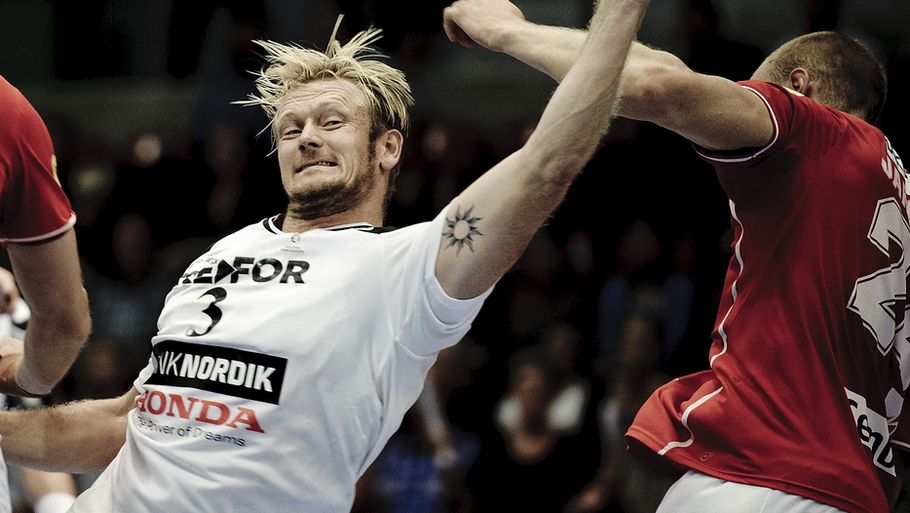 Lasse Boesen bruger håndbold til at motivere sig til den træning, der resten af livet bliver altafgørende i hans kamp mod morbus bechterew. Foto: Rumle Skafte