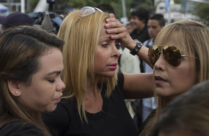 Den venezuelanske tv-vært Shia Bertoni deltager i protesterne på gaden i Caracas. (Foto: AP)