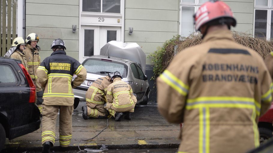 Bilisten endte sin køretur i en husmur. (Foto: Jonas Olufson )