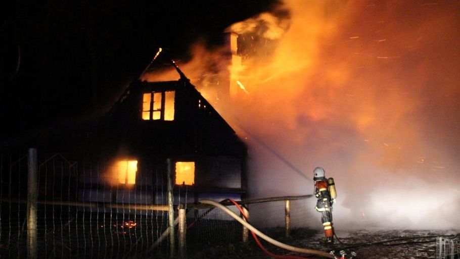 Det stråtækte hus udbrændte efter at den 28-årige beboer havde fået klippet en finger af. (Foto: Michael Nordborg/alarm112danmark.dk)