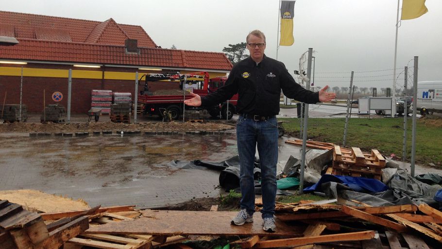 Niels Sterndorff foran den ødelagte lagerhal. (Privatfoto)